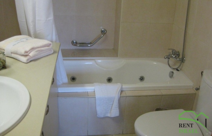 Muster-bedroom-bath–1024×768