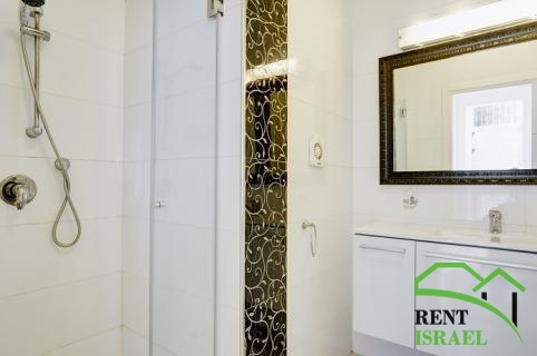 PORTRAIT-320-1b7da8b5fe8301cf7d6f18c9b6e1933fa556a52886b60ab6651e016e2e242653