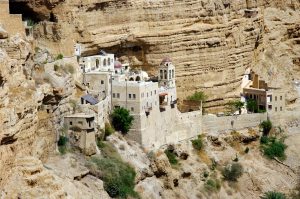 Монастырь в горах израильской пустыни